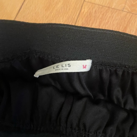 LE LISTEN - Pleated Skirt - Picture 3 of 4